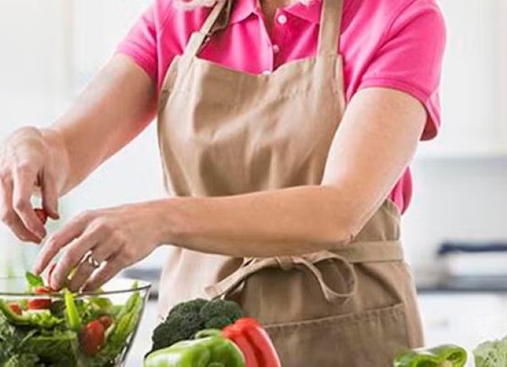 Mujer haciendo una ensalada para tener mejor bienestar