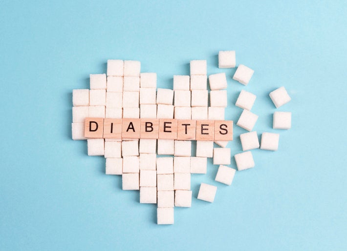 La palabra diabetes en un corazón formado por cuadrados
