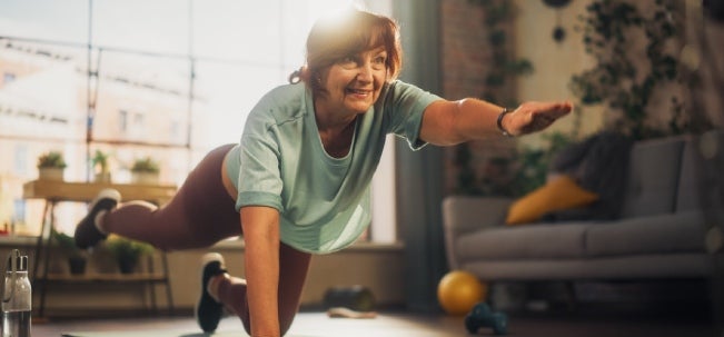 Mujer haciendo yoga en su casa